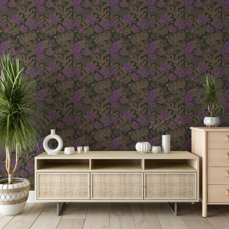 Certifié Papier peint floral mystique Fleurs violettes sombres et feuillage luxuriant sur fond noir